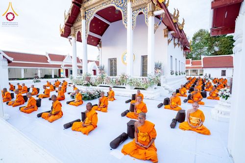 ภาพ No.197027:พระธรรมยาตราปฏิบัติธรรม และถ่ายภาพหมู่ประวัติศาสตร์ ณ วัดโบสถ์(บน) ตำบลบางคูเวียง อำเภอบางกรวย จังหวัดนนทบุรี ในโครงการธรรมยาตรา กตัญญูบูชา มหาปูชนียาจารย์ พระมงคลเทพมุนี(สด จนฺทสโร) พระผู้ปราบมาร อนุสรณ์สถาน 7 แห่ง ปีที่ 13 วันที่ 18 มกราคม พ.ศ. 2568