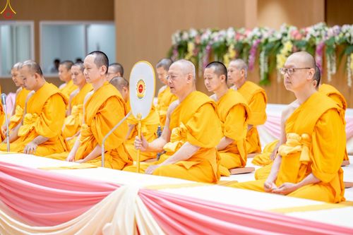 ภาพ No.228286:วันอาทิตย์ที่ 8 มิถุนายน พ.ศ. 2568 พิธีถวายทุนสนับสนุนพระไตรปิฎกฉบับธรรมชัย และอนุรักษ์คัมภีร์โบราณ ณ ห้องแก้วสารพัดนึก 2 วัดพระธรรมกาย