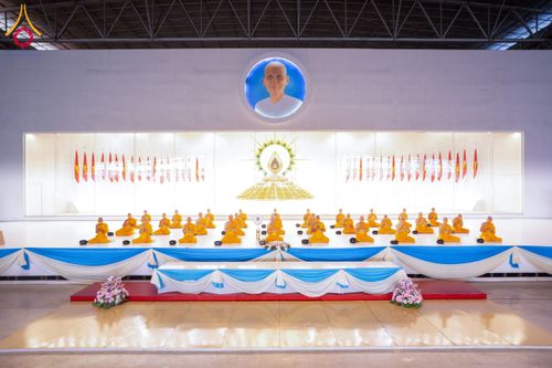 ภาพ No.133788:พิธีตักบาตร ข้าวสารอาหารแห้ง ณ บ้านแก้วเรือนทองคุณยายฯ สภาธรรมกายสากล วัดพระธรรมกาย วันอาทิตย์ต้นเดือนที่ 7 เมษายน พ.ศ. 2567