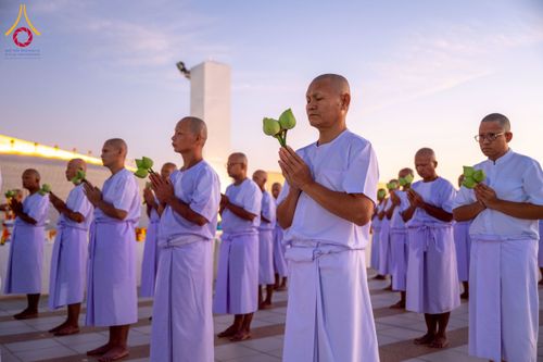 ภาพ No.276576:วันเสาร์ที่ 6 ธันวาคม  พ.ศ. 2568 พิธีเวียนประทักษิณและพิธีวันทาเจดีย์ โครงการอุปสมบทบูชาธรรมมหาปูชนียาจารย์ ประจำปี พ.ศ.2568 โครงการบวชพระนานาชาติ AEC และ WAB รุ่น CEO (นักบริหาร) รุ่นที่ 5 ณ มหาธรรมกายเจดีย์ วัดพระธรรมกาย