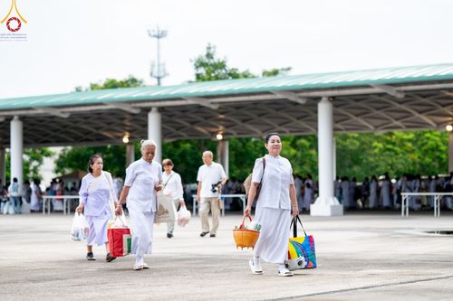 ภาพ No.139031:พิธีตักบาตร , พิธีบูชาข้าวพระ ณ ห้องแก้วสารพัด 1 สภาธรรมกายสากล วัดพระธรรมกาย วันอาทิตย์ต้นเดือนที่ 2 มิถุนายน พ.ศ. 2567
