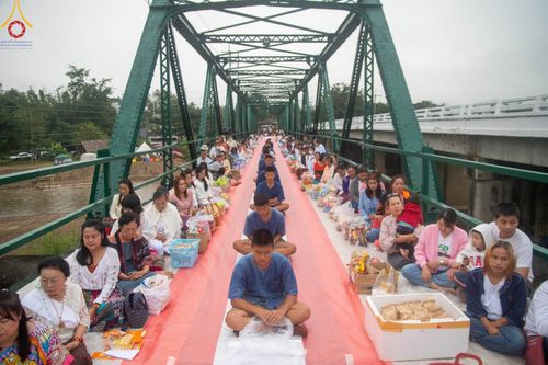 ภาพ No.101984:พิธีตักบาตรพระ 111 รูป ณ สะพานประวัติศาสตร์  อ.ปาย จ.แม่ฮ่องสอน วันอาทิตย์ที่ 10 ธันวาคม พ.ศ. 2566