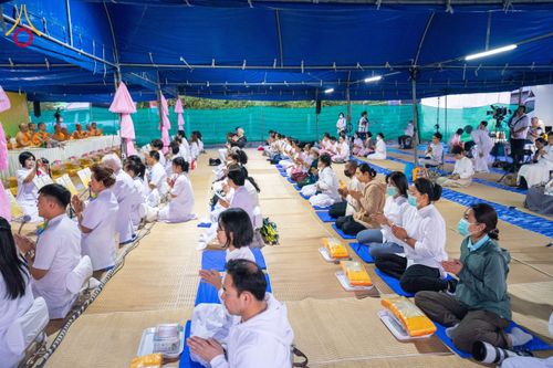 ภาพ No.192506:พิธีถวายภัตตาหารเป็นสังฆทาน แด่พระธรรมยาตรา ณ อนุสรณ์สถานคลองบางนางแท่น อ.สามพราน จ.นครปฐม ในโครงการธรรมยาตรา กตัญญูบูชา มหาปูชนียาจารย์ พระมงคลเทพมุนี(สด จนฺทสโร) พระผู้ปราบมาร อนุสรณ์สถาน 7 แห่ง ปีที่ 13 วันที่ 10 มกราคม พ.ศ. 2568