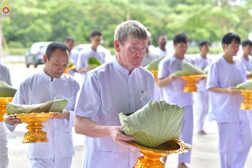 ภาพ No.230744:วันที่ 28 มิถุนายน พ.ศ. 2568 พิธีตัดปอยผมและปลงผม โครงการบวชพระนานาชาติ AEC & WAB รุ่นที่ 9 ณ วิหารคด 2 วัดพระธรรมกาย