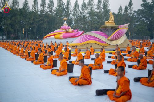 ภาพ No.191654:พระธรรมยาตราปฏิบัติธรรม และถ่ายภาพหมู่ประวัติศาสตร์ ณ อนุสรณ์สถานคลองบางนางแท่น อ.สามพราน จ.นครปฐม ในโครงการธรรมยาตรา กตัญญูบูชา มหาปูชนียาจารย์ พระมงคลเทพมุนี(สด จนฺทสโร) พระผู้ปราบมาร อนุสรณ์สถาน 7 แห่ง ปีที่ 13 วันที่ 8 มกราคม พ.ศ. 2568