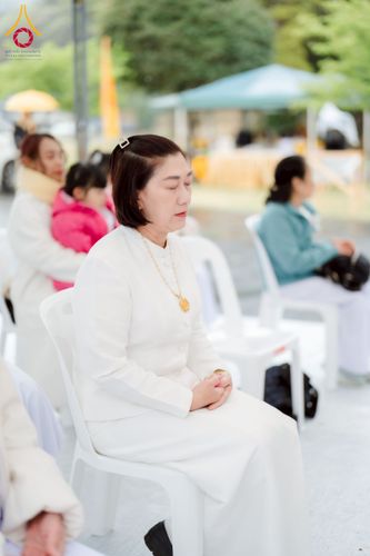 ภาพ No.220850:วันที่ 13 เมษายน พ.ศ. 2568 พิธีโปรยรัตนชาติปฐมเริ่มสถาปนาเจดีย์ และ พิธีเปิดหมู่บ้านปฏิบัติธรรม เพื่อการบรรลุธรรม ณ วัดป่าธรรมกายนานาชาติโทชิหงิ  ประเทศญี่ปุ่น