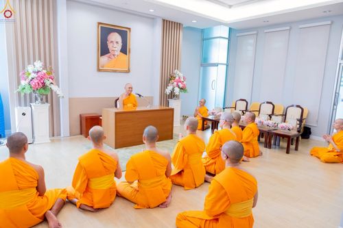 ภาพ No.246334:วันที่ 8 กันยายน พ.ศ. 2568 พระครูปลัดรัตนวีรวัฒน์ (รังสฤษดิ์ อิทฺธิจินฺตโก) เจ้าอาวาสวัดพระธรรมกาย เป็นประธานมอบพระบรมสารีริกธาตุ แก่ศูนย์ส่งเสริมศีลธรรมภายในประเทศ และวัดสาขาต่างประเทศ จำนวน 8 แห่ง