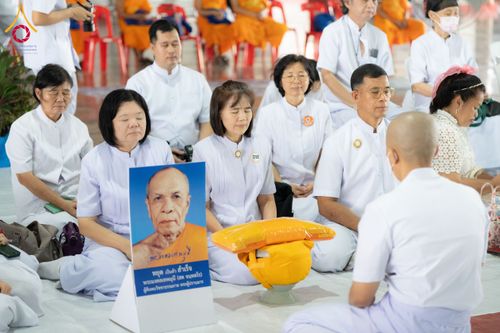 ภาพ No.62697:พิธีขอขมามอบผ้าไตร ในโครงการอุปสมบทหมู่ บูชาธรรมหลวงพ่อธัมมชโย พ.ศ.2567  โครงการอุปสมบทหมู่ธรรมทายาท ระดับอุดมศึกษา รุ่นที่51 (ภาคฤดูร้อน) โครงการบวชพระนานาชาติ AEC และ WAB รุ่นผู้บริหาร(รุ่นที่2) ณ ลานธรรม พระมหาธรรมกายเจดีย์ วันที่ 13 เมษายน พ.ศ. 2567