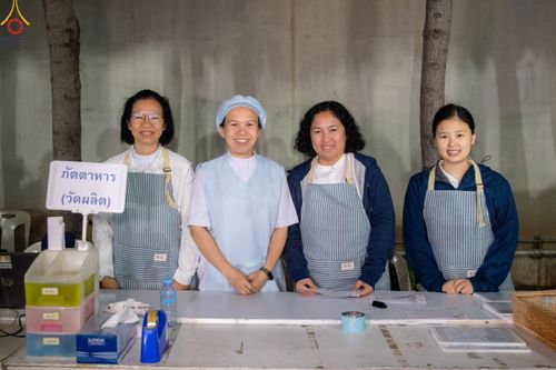 ภาพ No.189380:พิธีถวายภัตตาหารเป็นสังฆทาน แด่พระธรรมยาตรา ในโครงการธรรมยาตรา กตัญญูบูชา มหาปูชนียาจารย์ พระมงคลเทพมุนี(สด จนฺทสโร) พระผู้ปราบมาร อนุสรณ์สถาน 7 แห่ง ปีที่ 13 ณ อนุสรณ์สถานมหาวิหารพระมงคลเทพมุนี (โลตัสแลนด์) อ.สองพี่น้อง จ.สุพรรณบุรี วันที่ 5 มกราคม 2568