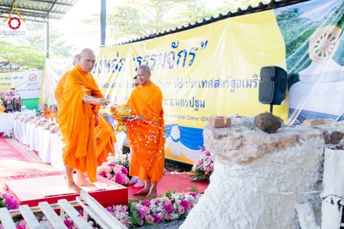 ภาพ No.62344:คณะศิษยานุศิษย์รวมใจสถาปนาและสมโภช ธรรมจักร เพื่ออัญเชิญประดิษฐาน ณ ยอดอุโบสถ 80 ปี หลวงพ่อธัมมชโย วัดพระธรรมกายนิวเจอร์ซี ประเทศสหรัฐอเมริกา  วันอาทิตย์ที่ 7 เมษายน พ.ศ. 2567