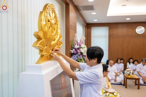 ภาพ No.111517:พิธีอธิษฐานจิตปิดแผ่นทอง "ธรรมจักร" เพื่อสถาปนาอุโบสถ "บูชาธรรม 80 ปี หลวงพ่อธัมมชโย" วัดพระธรรมกายลอนดอน ประเทศอังกฤษ ณ อาศรมบัณฑิต วัดพระธรรมกาย ในวันเสาร์ที่ 27 เมษายน พ.ศ. 2567
