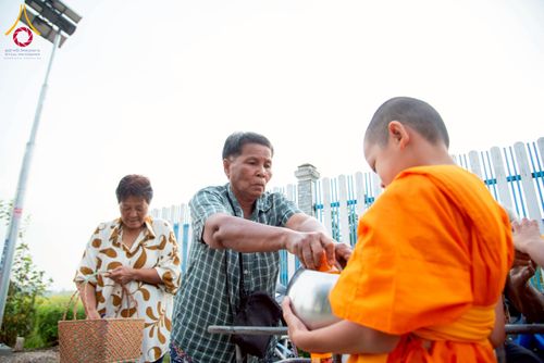 ภาพ No.217903:วันศุกร์ที่ 11 เมษายน พ.ศ. 2568 พระและสามเณร 99 รูป จากศูนย์ปฏิบัติธรรมระยอง(บ้านช่องลม) บิณฑบาต ณ ทุ่งปอเทือง ต.บางบุตร อ.บ้านค่าย จ.ระยอง เพื่อเป็นการฝึกสามเณรภาคฤดูร้อน ผ่านกิจวัตรบิณฑบาตในพื้นที่ชุมชน