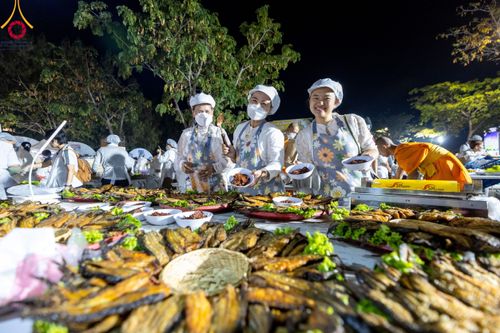 ภาพ No.110656:พิธีถวายภัตตาหารเป็นสังฆทาน แด่คณะพระธรรมยาตราฯ ในโครงการธรรมยาตรากตัญญูบูชา มหาปูชนียาจารย์ พระมงคลเทพมุนี(สด จนฺทสโร) พระผู้ปราบมาร อนุสรณ์สถาน 7 แห่ง ปีที่ 12 วันที่ 12 มกราคม พ.ศ. 2567 ณ อนุสรณ์สถานมหาวิหารพระมงคลเทพมุนี(โลตัสแลนด์) อ.สองพี่น้อง จ.สุ