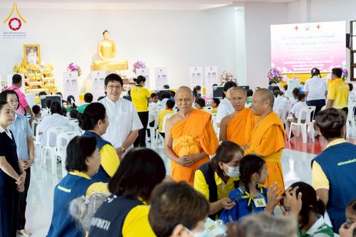 ภาพ No.230313:วันจันทร์ที่ 30 มิถุนายน พ.ศ. 2568 เจ้าอาวาสวัดพระธรรมกาย เยี่ยมอนุโมทนาให้กำลังใจ บุคลากรทางการแพทย์-เจ้าหน้าที่ผู้ปฏิบัติงาน โครงการรถตัดแว่นสายตาเคลื่อนที่สภากาชาดไทย เพื่อเด็กนักเรียนในชนบท พื้นที่จังหวัดปทุมธานี