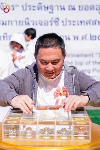 ภาพ No.62470:คณะศิษยานุศิษย์รวมใจสถาปนาและสมโภช ธรรมจักร เพื่ออัญเชิญประดิษฐาน ณ ยอดอุโบสถ 80 ปี หลวงพ่อธัมมชโย วัดพระธรรมกายนิวเจอร์ซี ประเทศสหรัฐอเมริกา  วันอาทิตย์ที่ 7 เมษายน พ.ศ. 2567