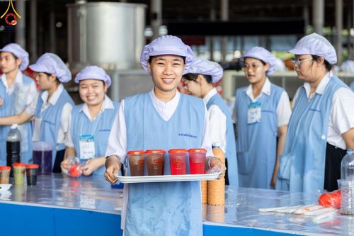 ภาพ No.58911:V.40 ภัตตาหารพระหมื่นวัด เราจัดให้ การปฏิบัติงานของเจ้าหน้าที่และอาสาสมัคร เพื่อรับบุญในการถวายภัตตาหาร แด่คณะสงฆ์ 10,000 กว่าวัดทั่วประเทศ ที่มาร่วมงานวันคุ้มครองโลก จันทร์ที่ 22 เมษายน พ.ศ. 2567 ณ วัดพระธรรมกาย