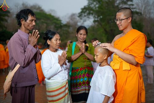 ภาพ No.63367:Photo Story  มหัศจรรย์วัดดงดินแดง Episode 1  พิธีปลงผมนาคธรรมทายาท  ในโครงการบรรพชาอุปสมบทหมู่ ฟื้นฟูพระพุทธศาสนาทั่วไทย วัดดงดินแดง ณ ลำน้ำแม่ตื่น อ.อมก๋อย จ.เชียงใหม่ วันที่ 2 เมษายน พ.ศ. 2567