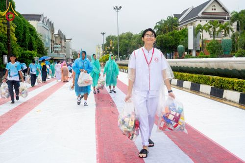 ภาพ No.226170:วันอาทิตย์ที่ 25 พฤษภาคม พ.ศ. 2568 พิธีตักบาตรพระ 1,000 รูปเมืองตรัง ครบรอบ 110 ปี เมืองทับเที่ยง ถวายเป็นพุทธบูชา ถวายเป็นพระราชกุศลแด่รัชกาลที่ 10 และอุทิศส่วนกุศลแด่อดีตเจ้าเมืองตรัง และบรรพบุรุษ ณ บริเวณหน้าศาลากลางจังหวัดตรัง ถนนพระราม 6