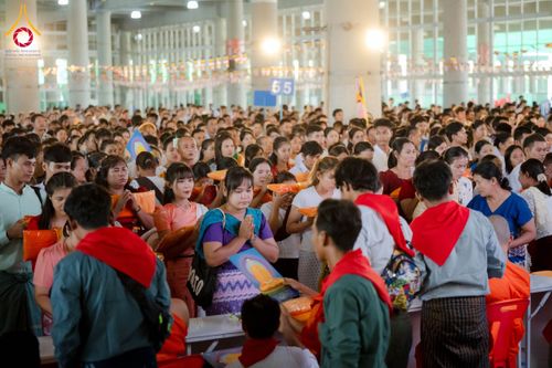 ภาพ No.143768:พิธีถวายผ้าไตร, สวดธรรมจักร, ปฏิบัติธรรม และฟังแสดงพระธรรมเทศนา ภาษาเมียนมา โดยมีสาธุชนชาวเมียนมากว่า 4,000 คน เข้าร่วมพิธี ณ มหารัตนวิหารคด วัดพระธรรมกาย วันอาทิตย์ที่ 7 กรกฎาคม พ.ศ. 2567