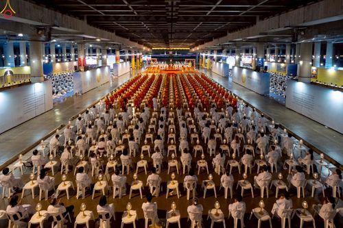 ภาพ No.224054:วันวิสาขบูชา วันอาทิตย์ที่ 11 พฤษภาคม พ.ศ. 2568 พิธีจุดวิสาขประทีป ,  พิธีเวียนประทักษิณรอบพระมหาธรรมกายเจดีย์ , พิธีฉลองชัยสวดมนต์บทธัมมจักกัปปวัตตนสูตร ครบ 7,357,000,000 จบ ณ มหารัตนวิหารคด วัดพระธรรมกาย