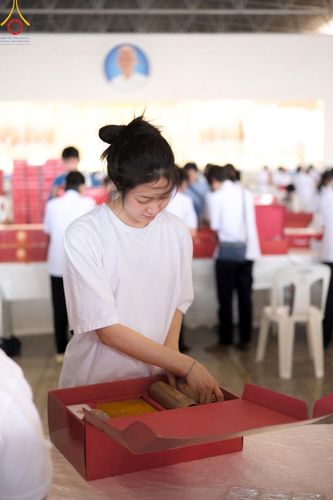 ภาพ No.212349:วันพุธที่ 19 มีนาคม พ.ศ. 2568 การบรรจุไทยธรรมลงกล่องสำเร็จ 43,500 กล่อง เพื่อถวายแด่พระสังฆาธิการ 40,000 กว่าวัดทั่วไทย ในวันคุ้มครองโลก 22 เมษายน พ.ศ. 2568 ณ บ้านแก้วเรือนทองคุณยายฯ วัดพระธรรมกาย