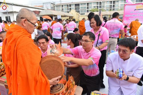 ภาพ No.150893:พิธีเจริญพระพุทธมนต์ และทำบุญตักบาตรแด่คณะสงฆ์ จำนวน 121 รูป เนื่องในโอกาสฉลองครบรอบ 120 ปี อำเภอคลองหลวง จังหวัดปทุมธานี เพื่อถวายเป็นพุทธบูชา ช่วยเหลือผู้ประสบความเดือดร้อนจากอุทกภัย และคณะสงฆ์ 323 วัด 4 จังหวัดชายแดนภาคใต้ วันเสาร์ที่ 31 สิงหาคม พ.ศ. 