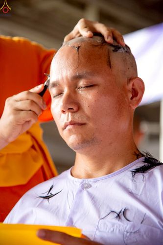 ภาพ No.230870:วันที่ 28 มิถุนายน พ.ศ. 2568 พิธีตัดปอยผมและปลงผม โครงการบวชพระนานาชาติ AEC & WAB รุ่นที่ 9 ณ วิหารคด 2 วัดพระธรรมกาย