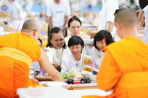 ภาพ No.153057:พิธีถวายภัตตาหารเมนูสวรรค์ ในพรรษาแห่งการเข้าถึงธรรม วันอังคารที่ 10 กันยายน พ.ศ. 2567 ครบรอบ 24 ปี วันละสังขาร คุณยายอาจารย์มหารัตนอุบาสิกาจันทร์ ขนนกยูง ณ หอฉันคุณยายอาจารย์ฯ วัดพระธรรมกาย