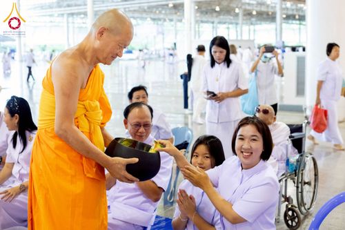 ภาพ No.223433:วันวิสาขบูชา วันอาทิตย์ที่ 11 พฤษภาคม พ.ศ. 2568 พิธีตักบาตร และปฎิบัติธรรม ณ สภาธรรมกายสากล วัดพระธรรมกาย