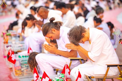 ภาพ No.201119:พิธีตักบาตรพระธรรมยาตรา ณ อนุสรณ์สถานลำดับที่ 5 สถานที่เผยแผ่วิชชาธรรมกายครั้งแรก อนุสรณ์สถานบางปลา วัดบางปลา อำเภอบางเลน จังหวัดนครปฐม ในโครงการธรรมยาตรา กตัญญูบูชา มหาปูชนียาจารย์ พระมงคลเทพมุนี(สด จนฺทสโร) พระผู้ปราบมาร อนุสรณ์สถาน 7 แห่ง ปีที่ 13