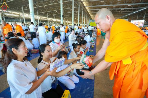 ภาพ No.151091:พิธีตักบาตร ในวันอาทิตย์ต้นเดือน วันที่ 1 กันยายน พ.ศ. 2567 ณ สภาธรรมกายสากล วัดพระธรรมกาย