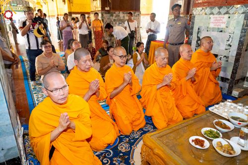 ภาพ No.220395:วันที่ 17 เมษายน พ.ศ. 2568 ผู้แทนวัดพระธรรมกาย ลงพื้นที่เยียวยา ซับน้ำตาเหยื่อแผ่นดินไหวมัณฑะเลย์