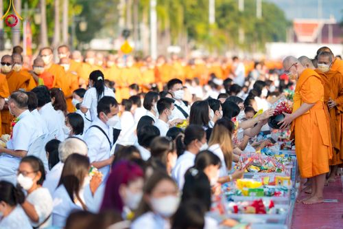 ภาพ No.101911:ตักบาตรพระ 10,000 รูป เติมบุญให้แผ่นดิน เนื่องในโอกาส 192 ปี จังหวัดกาญจนบุรี หนึ่งในโครงการตักบาตรพระ 2,000,000 รูป  77 จังหวัดทุกวัดทั่วไทย วันจันทร์ที่ 11 ธันวาคม พ.ศ. 2566 บริเวณถนนสองแคว (SKY WALK) เมืองกาญจนบุรี