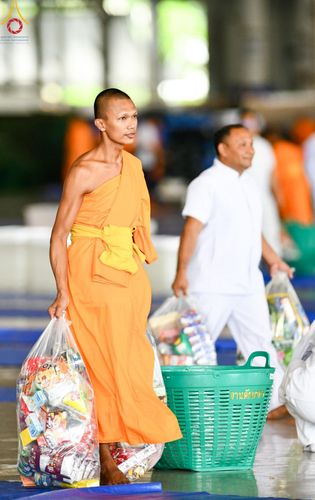 ภาพ No.139157:พิธีตักบาตร , พิธีบูชาข้าวพระ ณ ห้องแก้วสารพัด 1 สภาธรรมกายสากล วัดพระธรรมกาย วันอาทิตย์ต้นเดือนที่ 2 มิถุนายน พ.ศ. 2567