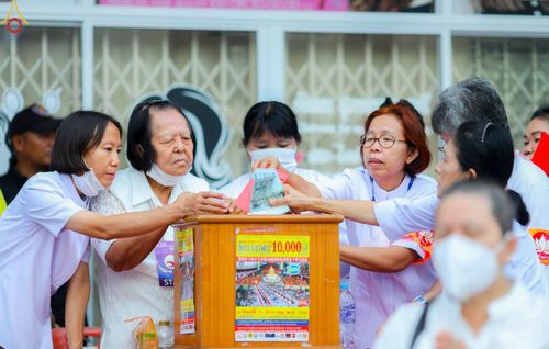 ภาพ No.85990:ตักบาตรพระนานาชาติ 10,000 รูป ใจกลางนครหาดใหญ่ จ.สงขลา วันอาทิตย์ที่ 20 สิงหาคม พ.ศ. 2566
