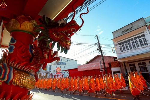 ภาพ No.248811:วันที่ 20 กันยายน พ.ศ. 2568 พิธีอัญเชิญรูปหล่อหลวงปู่วัดปากน้ำ ภาษีเจริญ จากวัดมงคลนิมิตร พระอารามหลวง เพื่อประดิษฐาน ณ วิหารพระมงคลเทพมุนี (สด จนฺทสโร)  ศูนย์ปฏิบัติธรรมภูเก็ต จ.ภูเก็ต