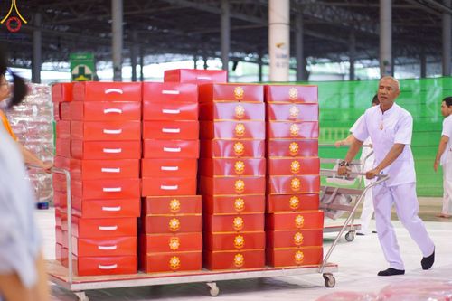 ภาพ No.214425:วันที่ 29 มีนาคม พ.ศ.2568 กิจกรรมใส่ถุงซิปกล่องไทยธรรม เพื่อรักษาความประณีตของกล่องไทยธรรม ในทุกสภาพอากาศ ณ บ้านแก้วเรือนทองคุณยาย วัดพระธรรมกาย