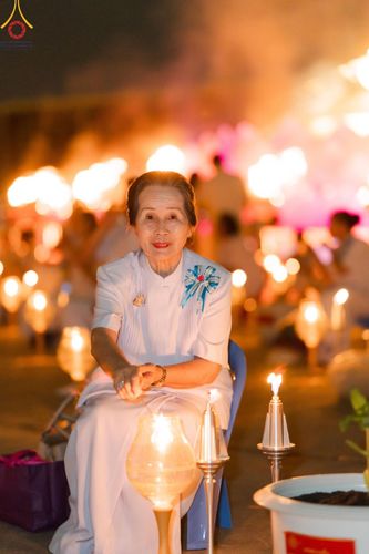 ภาพ No.160674:พิธีจุดประทีป 20,000 ดวง บูชาพระมหาธรรมกายเจดีย์ และบูชาพระมงคลเทพมุนี (สด จนฺทสโร) พระผู้ปราบมาร ณ ลานธรรม พระมหาธรรมกายเจดีย์ วัดพระธรรมกาย จ.ปทุมธานี วันที่ 10 ตุลาคม พ.ศ. 2567