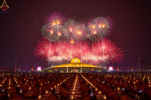 ภาพ No.122312:พิธีจุดประทีปถวายเป็นพุทธบูชา และบูชาธรรมมหาปูชนียาจารย์ พระมงคลเทพมุนี(สด จนฺทสโร) ในโครงการธรรมยาตรา กตัญญูบูชา มหาปูชนียาจารย์ พระมงคลเทพมุนี(สด จนฺทสโร) พระผู้ปราบมาร อนุสรณ์สถาน 7 แห่ง ปีที่ 12 วันที่ 31 มกราคม พ.ศ. 2567 ณ วัดพระธรรมกาย จ.ปทุมธานี (