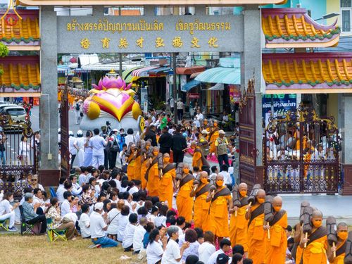 ภาพ No.128577:พิธีอัญเชิญพระบรมสารีริกธาตุ " ใจกลางเมืองนครหาดใหญ่ " เพื่อประดิษฐาน ณ มหารัตนเจดีย์สิริปทุมสวรรค์ (เจดีย์อริยพุทธะ 5 พระองค์) ศูนย์ปฏิบัติธรรมภาคใต้ อ.บางกล่ำ จ.สงขลา  วันที่ 9 มีนาคม พ.ศ. 2567 (ชุดที่ 2)