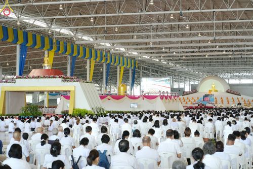 ภาพ No.89533:พิธีตักบาตร ข้าวสารอาหารแห้ง พิธีบูชาข้าวพระ และพิธีจุดเทียนใจ ไฟนิรันดร์  อนันตชัย ณ สภาธรรมกายสากล วัดพระธรรมกาย วันอาทิตย์ที่ 1 ตุลาคม พ.ศ. 2566