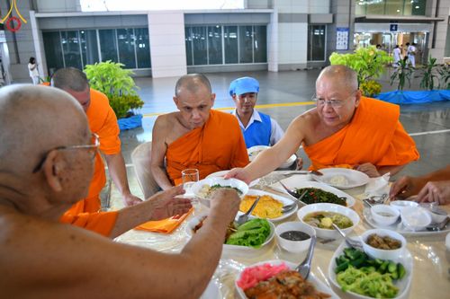 ภาพ No.146182:วันมหารำลึก ครั้งที่ 34 พิธีร่วมรำลึกถึงนักสร้างบารมีที่ล่วงลับไปแล้ว , พิธีสวดพระพุทธมนต์ ณ ห้องแก้วสารพัดนึก 1 วัดพระธรรมกาย วันเสาร์ที่ 27 กรกฎาคม พ.ศ. 2567