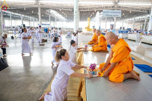 ภาพ No.136656:พิธีตักบาตร พิธีบูชาข้าวพระ ในวันอาทิตย์ต้นเดือนที่ 5 พฤษภาคม พ.ศ. 2567 ณ วัดพระธรรมกาย จ.ปทุมธานี