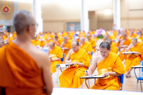 ภาพ No.208876:พระบาทสมเด็จพระเจ้าอยู่หัวทรงพระกรุณาโปรดเกล้าฯ พระราชทานภัตตาหารพระราชทาน แด่พระภิกษุ สามเณร ในการสอบบาลีสนามหลวง ณ วัดพระธรรมกาย วันที่ 22 กุมภาพันธ์ พ.ศ. 2568 ณ วัดพระธรรมกาย อำเภอคลองหลวง จังหวัดปทุมธานี