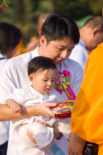 ภาพ No.110336:พิธีตักบาตรพระธรรมยาตราฯ ในโครงการธรรมยาตรากตัญญูบูชา มหาปูชนียาจารย์ พระมงคลเทพมุนี(สด จนฺทสโร) พระผู้ปราบมาร ปีที่ 12 ณ อนุสรณ์สถานลำดับที่ 2 สถานที่ตั้งมโนปณิธานบวชตลอดชีวิต อนุสรณ์สถานบางนางแท่น จ.นครปฐม วันที่ 11 มกราคม พ.ศ. 2567
