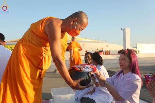 ภาพ No.105336:พิธีตักบาตรฉลองพระบวชใหม่ รุ่นบูชาธรรมมหาปูชนียาจารย์ และต้อนรับศักราชใหม่ วันจันทร์ที่ 1 มกราคม พ.ศ. 2567 ณ ลานธรรมพระมหาธรรมกายเจดีย์ วัดพระธรรมกาย