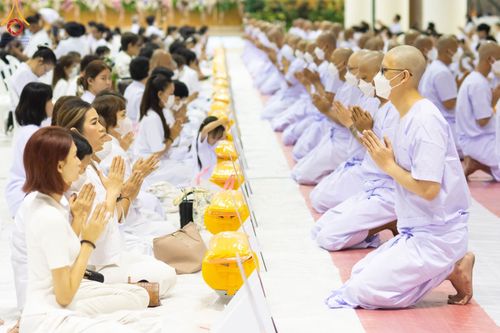 ภาพ No.101514:พิธีเวียนประทักษิณ, พิธีวันทาเจดีย์, พิธีขอขมาและมอบผ้าไตร ในโครงการอุปสมบทหมู่ รุ่นบูชาธรรมมหาปูชนียาจารย์ ณ วัดพระธรรมกาย ในวันที่ 9 ธันวาคม พ.ศ. 2566