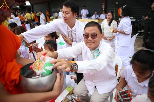 ภาพ No.146333:ตักบาตรพระ 1,384 รูป ทำบุญเมืองฝางครบรอบ 1,383 ปี ถวายเป็นพระราชกุศลแด่พระบาทสมเด็จพระเจ้าอยู่หัว เนื่องในโอกาสพระราชพิธีมหามงคล เฉลิมพระชนมพรรษา 6 รอบ 72 พรรษา วันเสาร์ที่ 27 กรกฎาคม พ.ศ.2567  ณ ถนนหน้าที่ว่าการอำเภอฝาง จ.เชียงใหม่