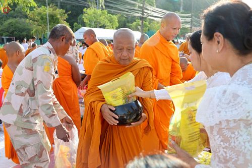 ภาพ No.235244:วันอาทิตย์ที่ 27 กรกฎาคม พ.ศ. 2568 พิธีตักบาตรพระ1,000 รูป ทำบุญเมืองพัทลุง ประธานสงฆ์ พระปริยัติวชิโรดม  เจ้าคณะจังหวัดพัทลุง ประธานฆราวาส นายรัฐศาสตร์ ชิดชู  ผู้ว่าราชการจังหวัดพัทลุง