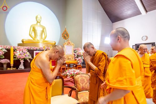 ภาพ No.214863:พิธีต้อนรับสัญญาบัตร พัดยศ พระราชวิเทศวชิรเวที (บัณฑิต วรปญฺโญ) เจ้าอาวาสวัดพระธรรมกายสกอตแลนด์ สหราชอาณาจักร ผู้ช่วยเจ้าอาวาสวัดพระธรรมกาย ณ อุโบสถพระไตรปิฏก วัดพระธรรมกาย